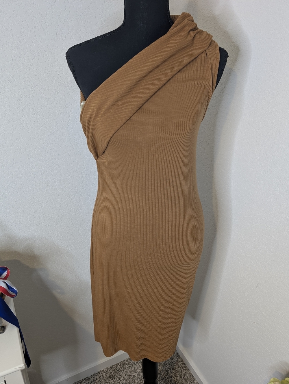 💘 NWT House of Harlow 1960 Camel Brown One Shoulder Ribbed Midi Dress